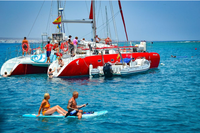 Freebird a Lobos: Excursión en Catamarán con Comida, Bebidas, Stand Up Paddle y Snorkel (Fuerteventura, Las Palmas)