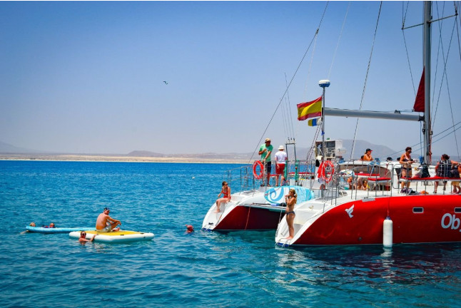Freebird a Lobos: Excursión en Catamarán con Comida, Bebidas, Stand Up Paddle y Snorkel (Fuerteventura, Las Palmas)