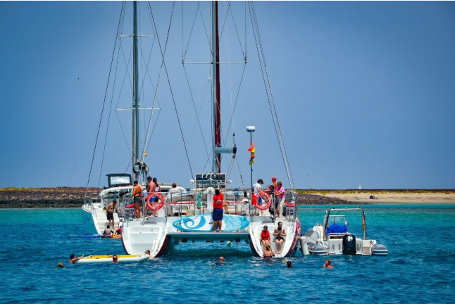 Freebird a Lobos: Excursión en Catamarán con Comida, Bebidas, Stand Up Paddle y Snorkel (Fuerteventura, Las Palmas)
