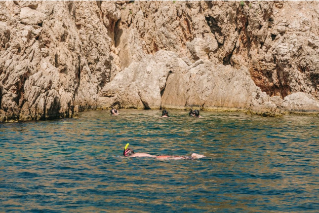 Excursión en Lancha con Snorkel y Visita a Cuevas y Playas (Fornells, Menorca)