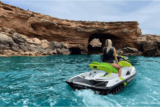 Excursión en Moto de Agua a Cala Tarida o Cala Conta (Ibiza)