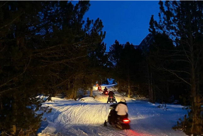 Excursión Nocturna Privada en Moto de Nieve Biplaza - 2 motos de nieve (Encamp, Andorra)