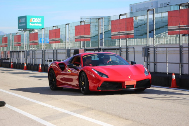 Experiencia Conducción de un Ferrari F488 + Vuelta de reconocimiento (4 Circuitos Largos)