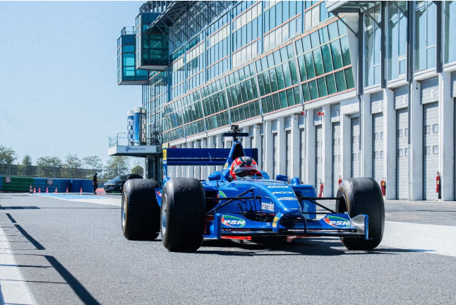 Experiencia F1 Plata: Conducción de Fórmula 1 en el Circuit Grand Prix de Magny-Cours (Francia)