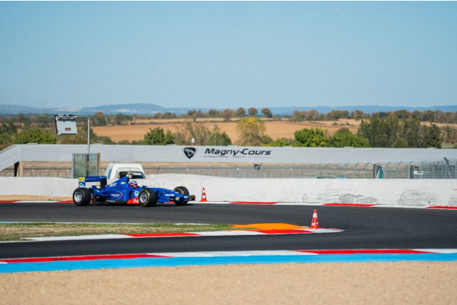 Experiencia F1 Plata: Conducción de Fórmula 1 en el Circuit Grand Prix de Magny-Cours (Francia)