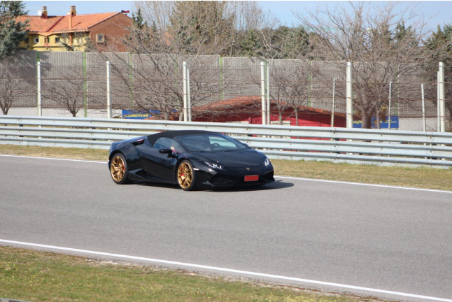 Conducir un Ferrari F488, Lamborghini Huracán EVO o Porsche 992 GT3 en Circuito de Calafat (Ametlla de Mar, Tarragona)