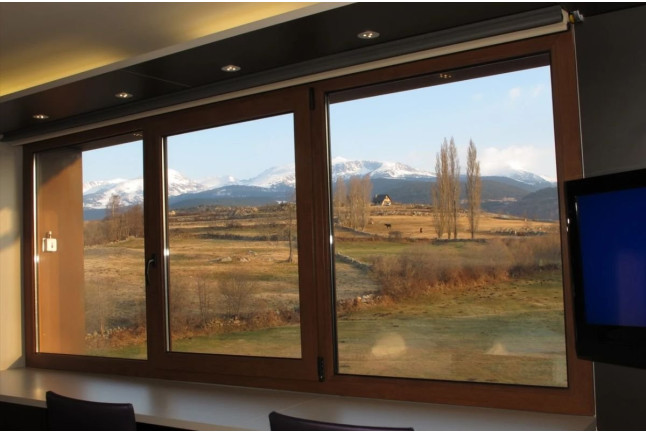 Escapada Romántica en Pirineo Catalán con Bañera Hidromasaje y Cena en Hotel Mirador (Lles de Cerdanya, Lleida)
