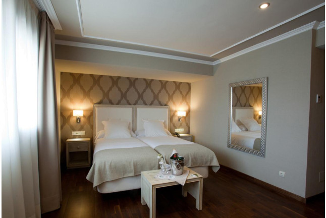 Fin de Semana Romántico en Suite Junior con Bañera Hidromasaje, Cava y Bombones en Hotel Os Olivos 3* Superior (A Coruña)