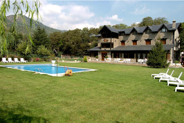Fin de Semana de Aventura con Rafting y Actividad a Elegir en Hotel Florido (Sort, Lleida)