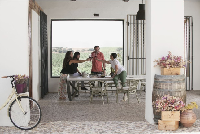 Visita a la Bodega con Cata de Vinos, Tapa de Queso y Almendras para dos en Finca Antigua (Los Hinojosos, Cuenca)