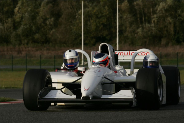 Bautismo de Conducción para dos en Fórmula 1 Triplaza (Magny-Cours, Francia)