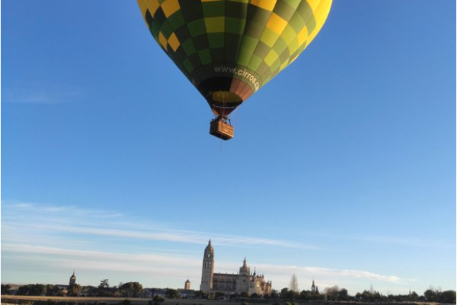 Vuelo Privado en Globo Aerostático para dos con Cava, Fotos, Vídeo y Almuerzo (Segovia, Ocaña o Aranjuez)