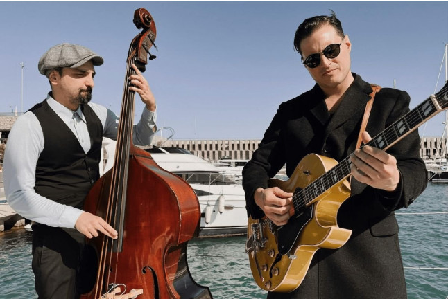 Salida en Goleta al Atardecer con Música en Vivo por la Costa de Barcelona (Barcelona)