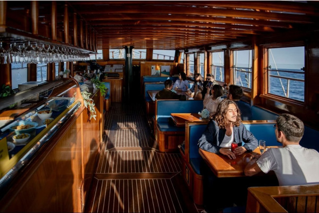 Salida en Goleta por la Costa de Barcelona con Tapa y Bebida (Barcelona)