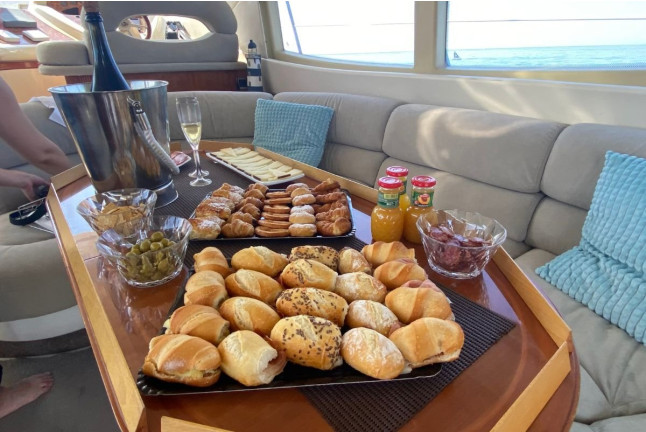 Paseo en Yate Privado con Aperitivo y Refrescos (Barcelona)