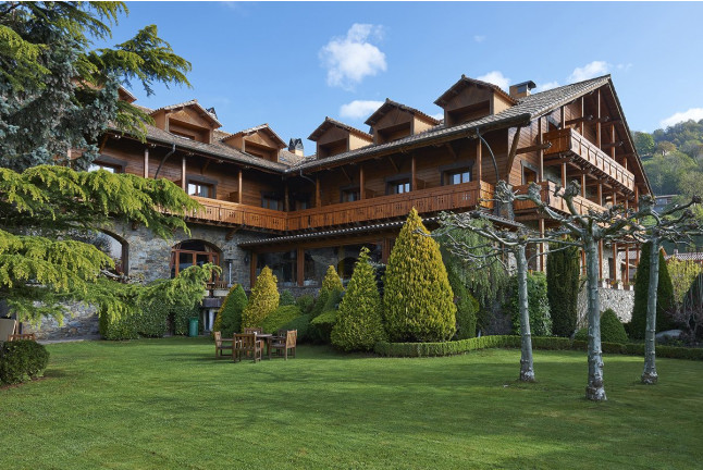 Escapada en Hotel 4* y Vuelo en Globo y Cava por la Garrotxa (Girona)