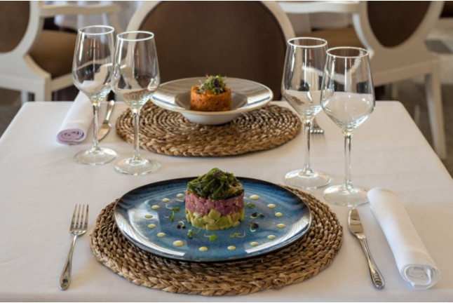 Comida o Cena para dos en Restaurante Las Corchuelas del Hotel Hospes Palacio de Arenales & Spa 5* (Cáceres)
