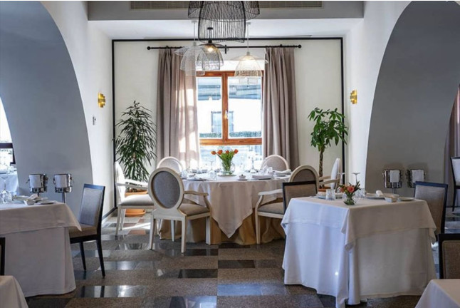 Comida o Cena para dos en Restaurante Las Corchuelas del Hotel Hospes Palacio de Arenales & Spa 5* (Cáceres)