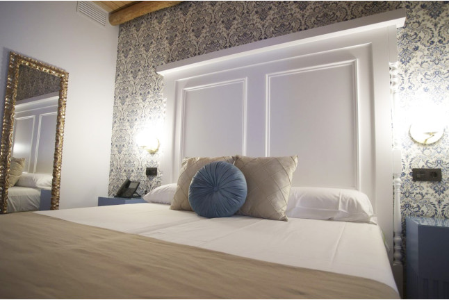 Escapada con Desayuno en Habitación Superior o Deluxe en Hostal Santa (El Rocío, Huelva)