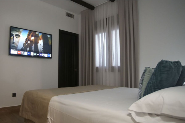 Escapada con Desayuno en Habitación Superior o Deluxe en Hostal Santa (El Rocío, Huelva)