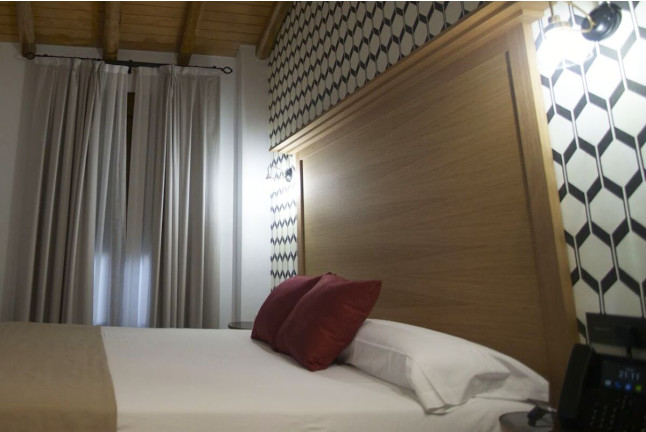 Escapada con Desayuno en Habitación Superior o Deluxe en Hostal Santa (El Rocío, Huelva)