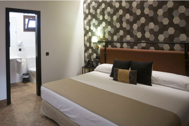 Escapada con Desayuno en Habitación Superior o Deluxe en Hostal Santa (El Rocío, Huelva)