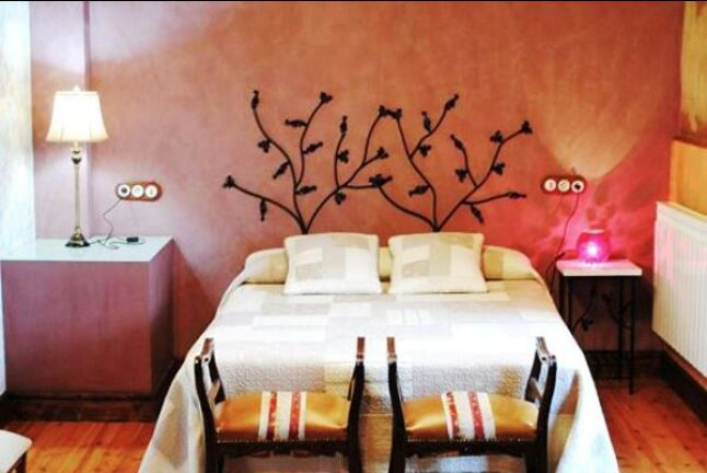 Escapada Rural con Desayuno en Hostal Los Oteros y Visita a Bodega Pardevalles con Cata de Vinos para dos (León)