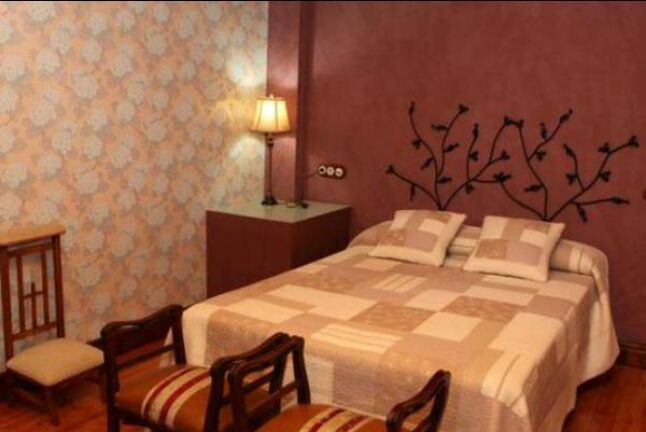 Escapada Rural con Desayuno en Hostal Los Oteros y Visita a Bodega Pardevalles con Cata de Vinos para dos (León)