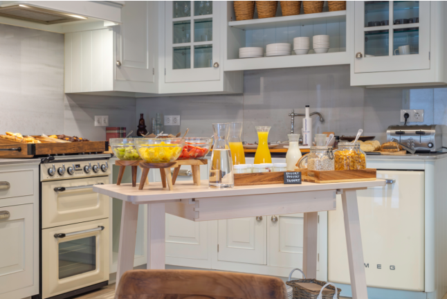 Escapada de 1 o 2 Noches con Desayuno en Hostal Boutique Es Portalet (Sant Feliu de Guíxols, Girona)