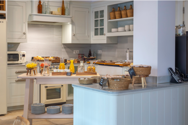 Escapada de 1 o 2 Noches con Desayuno en Hostal Boutique Es Portalet (Sant Feliu de Guíxols, Girona)