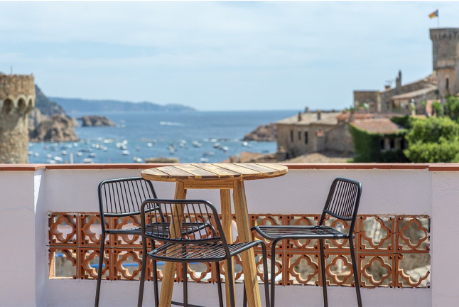 Escapada de 1 o 2 Noches con Desayuno en Hostal Boutique Es Menut (Tossa de Mar, Girona)