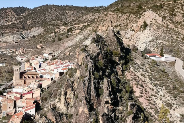 Escapada Rural de 2 Noches con Desayuno en Hostería la Barbacana (Tramacastiel, Teruel)