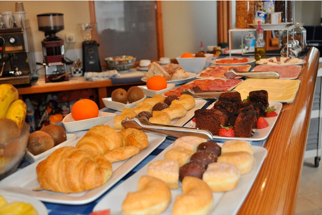 Escapada con Desayuno en Hotel Panadeiramar y Visita a Bodega Lagar de Besada con Cata de Vinos (Pontevedra)