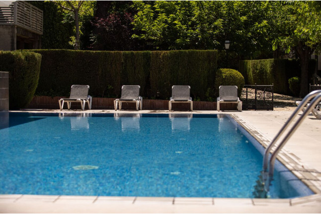 Menú Resfrescante: Comida con Piscina Exterior Climatizada en RVHotels Broquetas Spa Termal*** (Barcelona)