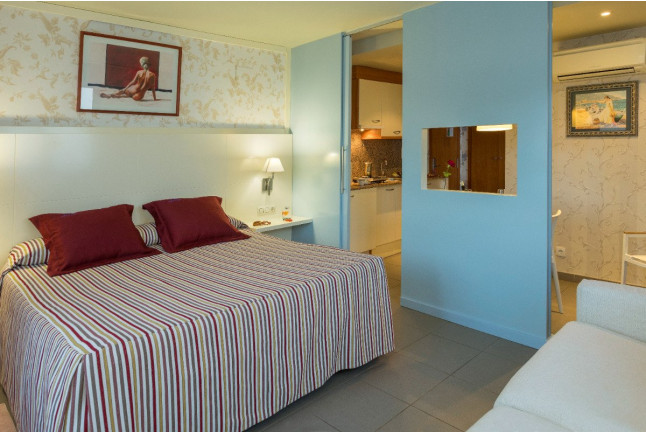 Escapada Romántica con Cava, Bombones y Rosa en Hotel Spa Cap de Creus (Port de la Selva, Girona)