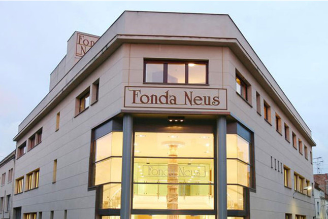 Escapada con Desayuno en Hotel Fonda Neus y Visita a Celler Vell con Cata de Cava y Aperitivo para dos (Sant Sadurní d'Anoia, Barcelona)