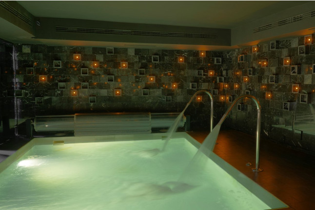 Spa Privado, Jabón Natural Exfoliante y Botella de Cava para dos en Soho Boutique Granada (Granada)