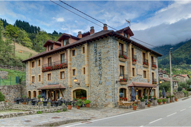Escapada de 2 noches con Visita a bodega y Orujera en Hotel Cosgaya (Cantabria)