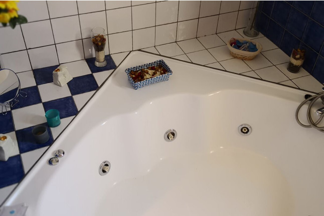 Escapada de 1 o 2 Noches en Suite Presidencial con Bañera de Hidromasaje en Hotel Cuevas Zacarías (Guadix, Granada)