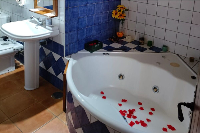 Escapada de 1 o 2 Noches en Suite Presidencial con Bañera de Hidromasaje en Hotel Cuevas Zacarías (Guadix, Granada)