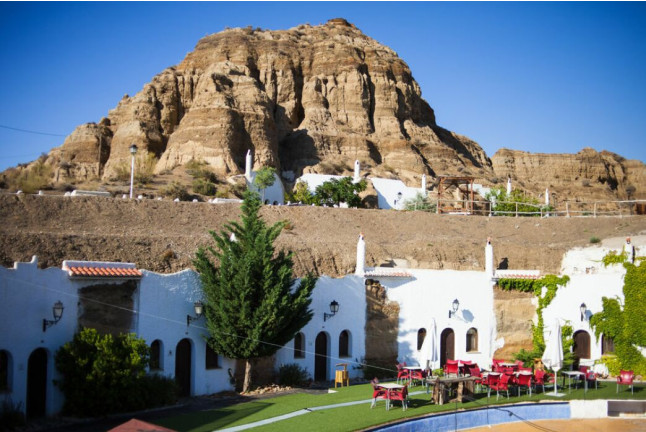 Escapada de 1 o 2 Noches con Hammam en Hotel Cuevas Zacarías (Guadix, Granada)
