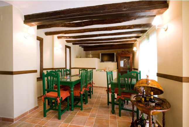 Escapada en Habitación Superior con Desayuno en Hotel Rural El Pilaret (Azanuy, Huesca)