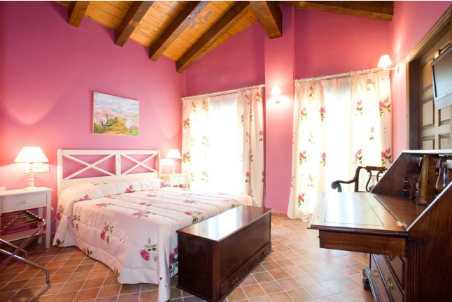 Escapada en Habitación Superior con Desayuno en Hotel Rural El Pilaret (Azanuy, Huesca)