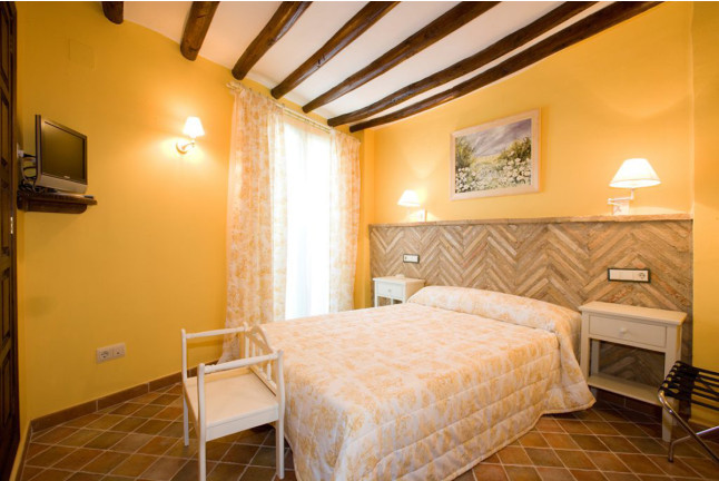 Escapada en Habitación Superior con Desayuno en Hotel Rural El Pilaret (Azanuy, Huesca)