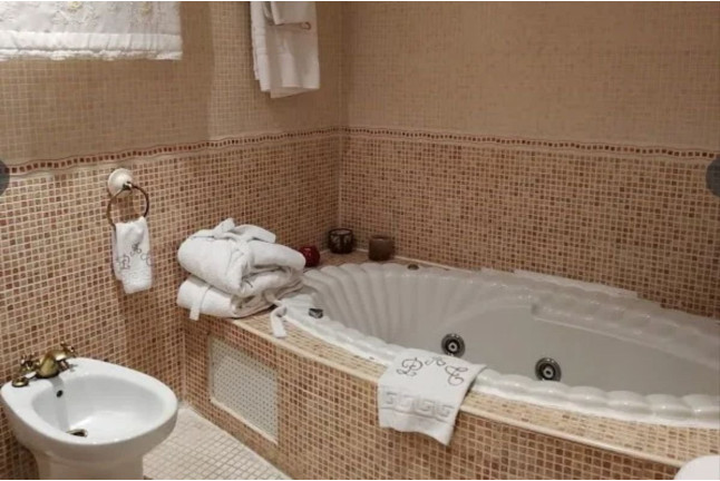 Escapada con Encanto: Hotel con Bañera de Hidromasaje y Cena para dos 3* (Guadalajara)