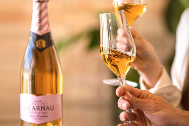 Escapada con Desayuno en Hotel Fonda Neus y Visita a Caves Vilarnau con Cata de Cava para dos (Sant Sadurní d’Anoia, Barcelona)