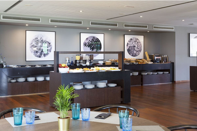 Escapada con Comida o Cena en Dolce by Wyndham Barcelona Resort 4* Sup y Vuelo de divulgación en avioneta para dos (Barcelona)