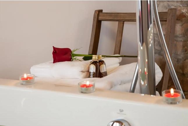 Escapada con Desayuno, Bañera y Opción a Masaje en Hotel La Freixera 4* (Solsona, Lleida)