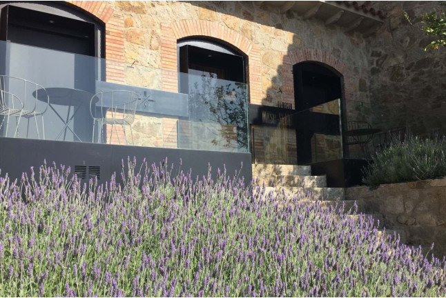 Noche entre Viñas: Alojamiento con Bañera Redonda en Masia Serra (Cantallops, Girona)
