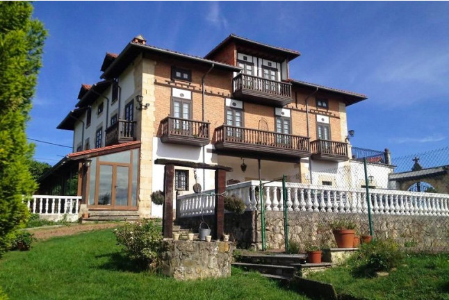 Escapada de 1 ó 2 Noches con Desayuno y Botella de Cava en Hotel Palacio La Casona de Cerrazo (Cerrazo, Cantabria)